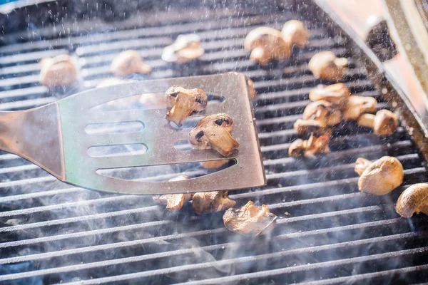 Cogumelos de champignon grelhados em espátula com vapor e gotas de água — Fotografia de Stock