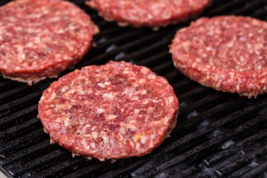 Toplu ızgara zemin sığır köftesi veya frikadeller Barbekü üzerinde hazırlanıyor