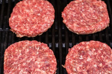 Toplu ızgara zemin sığır köftesi veya frikadeller Barbekü üzerinde hazırlanıyor