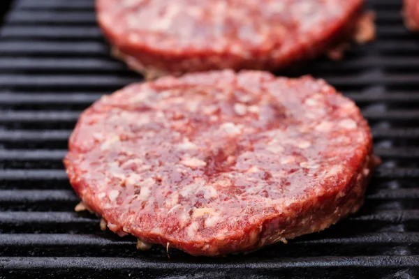 Preparazione di un lotto di polpette di carne macinata alla griglia o frikadeller sul barbecue — Foto Stock