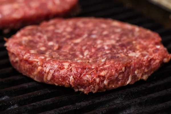 Menyiapkan setumpuk daging sapi panggang atau frikadeller di BBQ — Stok Foto