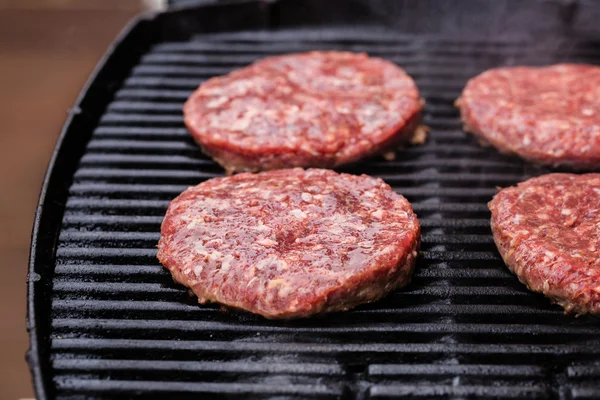 Preparazione di un lotto di polpette di carne macinata alla griglia o frikadeller sul barbecue — Foto Stock