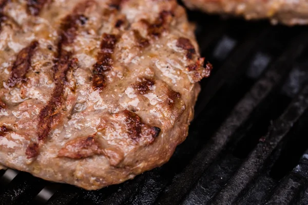 Preparando um lote de rissóis de carne moída grelhados ou frikadeller no churrasco — Fotografia de Stock