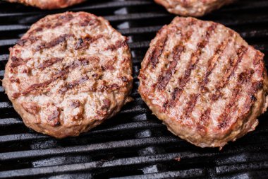 Toplu ızgara zemin sığır köftesi veya frikadeller Barbekü üzerinde hazırlanıyor
