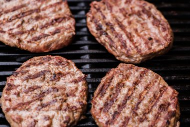 Toplu ızgara zemin sığır köftesi veya frikadeller Barbekü üzerinde hazırlanıyor