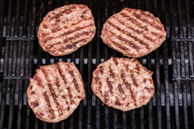Toplu ızgara zemin sığır köftesi veya frikadeller Barbekü üzerinde hazırlanıyor