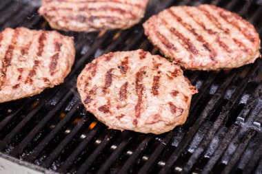 Toplu ızgara zemin sığır köftesi veya frikadeller Barbekü üzerinde hazırlanıyor