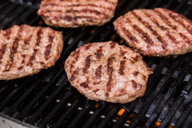 Toplu ızgara zemin sığır köftesi veya frikadeller Barbekü üzerinde hazırlanıyor