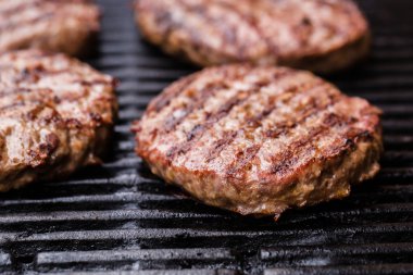 Toplu ızgara zemin sığır köftesi veya frikadeller Barbekü üzerinde hazırlanıyor