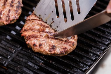 Izgara zemin sığır Patty burger spatula ve Barbekü bıçakta