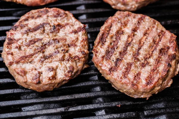 Preparando um lote de rissóis de carne moída grelhados ou frikadeller no churrasco — Fotografia de Stock