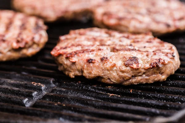 Pregătirea unui lot de patties de carne de vită măcinată la grătar sau frikadeller pe BBQ — Fotografie, imagine de stoc