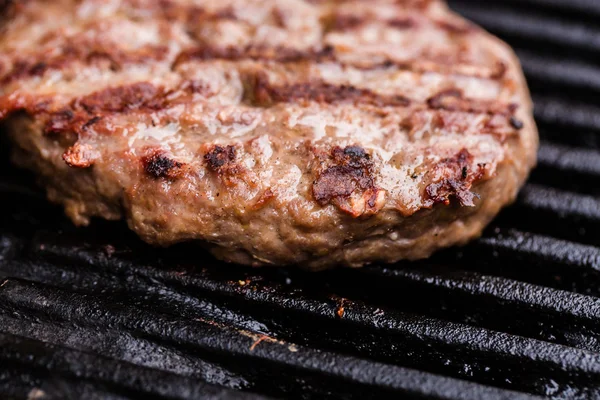 Preparing a batch of  grilled ground beef patties or frikadeller on BBQ — Stock Photo, Image