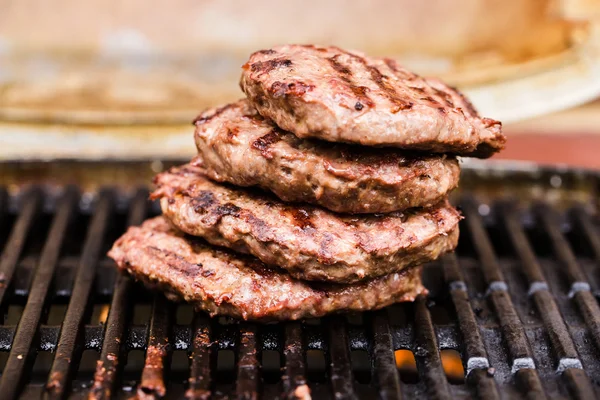 バーベキューのグリル焼き牛肉のパテの山 — ストック写真