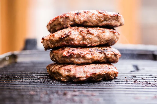 Mucchio di polpette di carne macinata alla griglia sul barbecue — Foto Stock