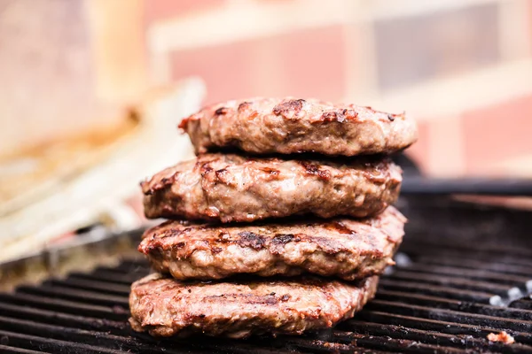 バーベキューのグリル焼き牛肉のパテの山 — ストック写真