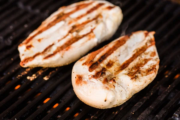 Grilled chicken breast fillets on BBQ — Stock Photo, Image