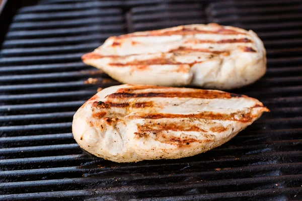 Grilled chicken breast fillets on BBQ — Stock Photo, Image