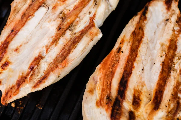 Grilled chicken breast fillets on BBQ — Stock Photo, Image