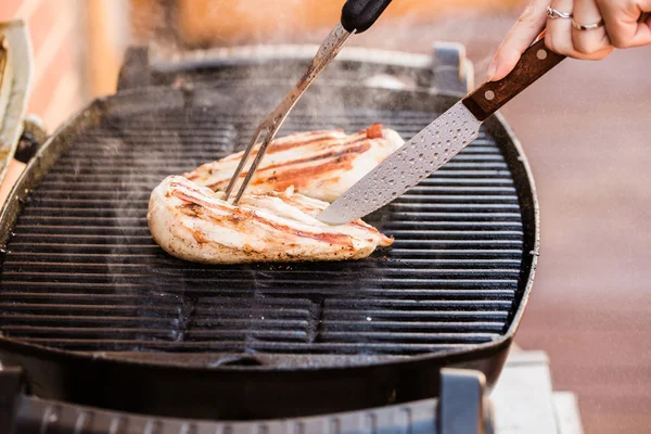 Gegrilde kippenborst filets op BBQ-met mes en vork — Stockfoto