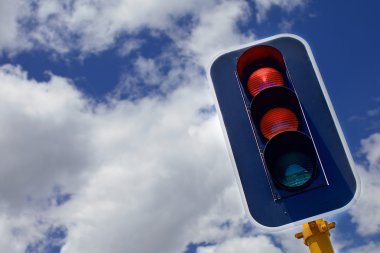 Trafik ışıkları kırmızı, sarı ve yeşil ile