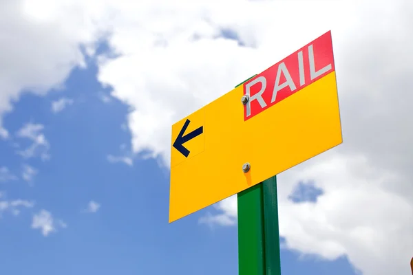 Panneau de signalisation ferroviaire jaune avec une flèche — Photo