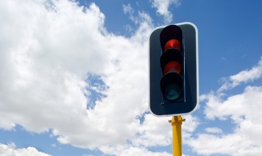 Trafik ışıkları kırmızı, sarı ve yeşil ile