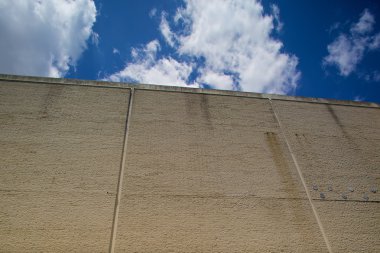 Mavi gökyüzü gri duvar üzerinde