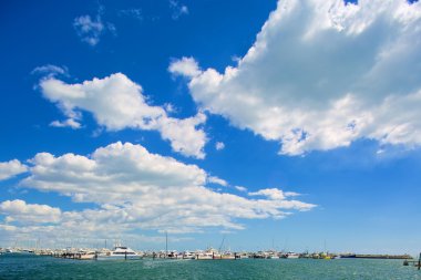 Güzel bir günde Yelkenli tekneler Marina