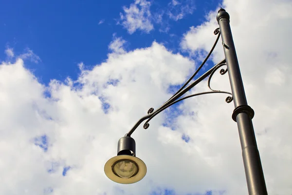 Straat licht tegen blauwe hemel achtergrond — Stockfoto