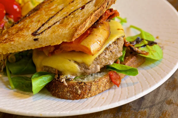 Hemlagad ostburgare med färsk sallad och röd paprika — Stockfoto