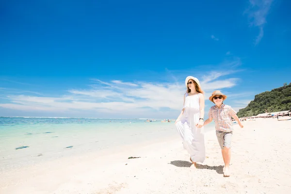 Feliz bela jovem mãe e filho desfrutando de tempo de praia com céu azul sobre o oceano no fundo — Fotografia de Stock