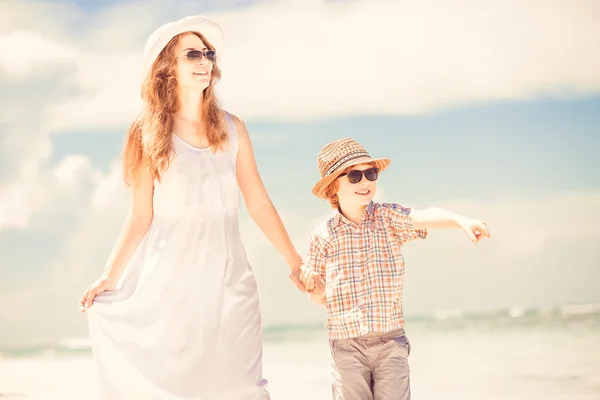 Mãe bonita feliz e filho desfrutando de tempo de praia — Fotografia de Stock