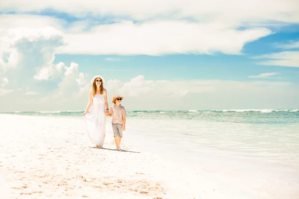 Gelukkig mooie moeder en zoon genietend van strand tijd — Stockfoto