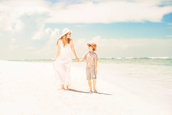 Gelukkig mooie moeder en zoon genietend van strand tijd — Stockfoto