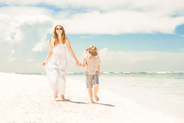 Joyeux beau mère et fils appréciant le temps de plage — Photo