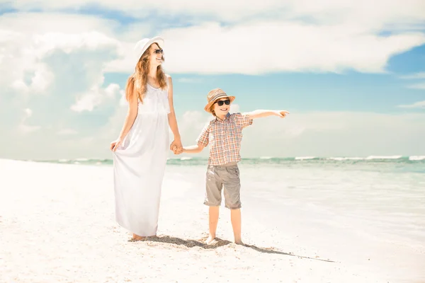 Gelukkig mooie moeder en zoon genietend van strand tijd — Stockfoto