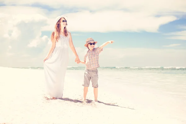 Mãe bonita feliz e filho desfrutando de tempo de praia — Fotografia de Stock