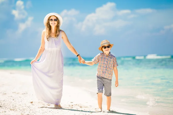 Gelukkig mooie moeder en zoon genietend van strand tijd — Stockfoto