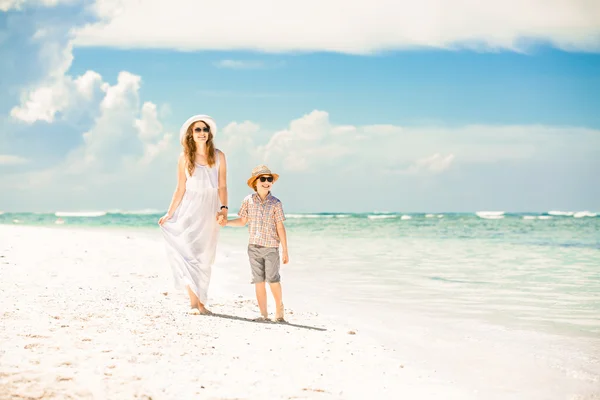 Szczęśliwą matką pięknej z synem spożywający plaży — Zdjęcie stockowe