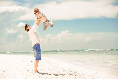 Mutlu baba ve oğul plaj vaktinizi yaz tatil