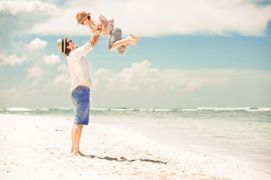 Mutlu baba ve oğul plaj vaktinizi yaz tatil