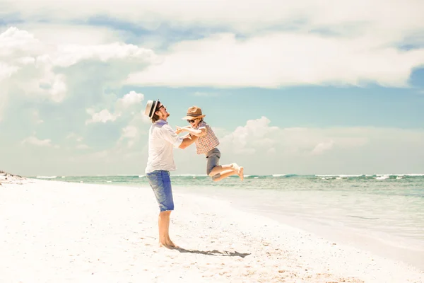 Glücklicher Vater und Sohn genießen Strandzeit im Sommerurlaub — Stockfoto