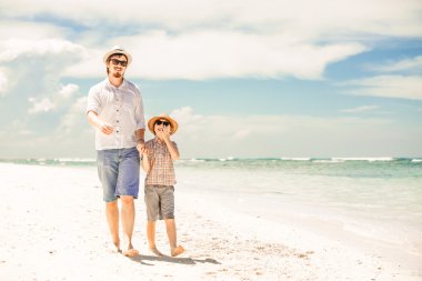 Mutlu baba ve oğul plaj vaktinizi yaz tatil