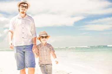 Mutlu baba ve oğul plaj vaktinizi yaz tatil