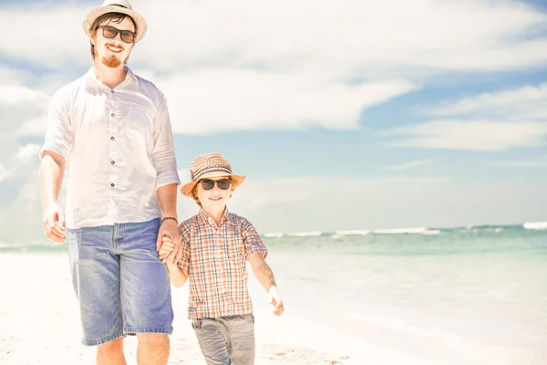 Happy father and son enjoying beach time on summer vacation — Stock Photo, Image