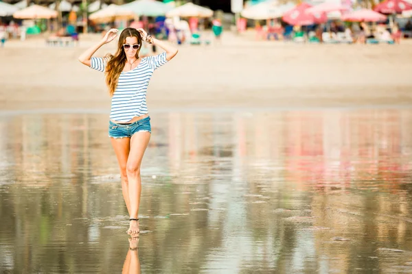 Młoda kobieta trzymać spaceru wzdłuż plaży w wakacje zachód enjoing — Zdjęcie stockowe