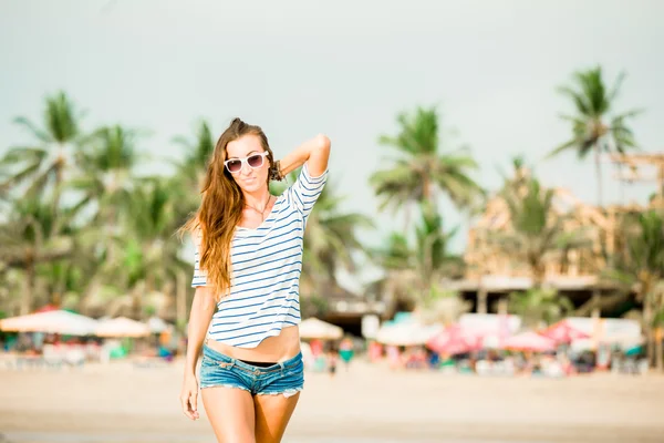 Beautifil young woman walking along the beach at sunset enjoing summer vacation — Stock Photo, Image