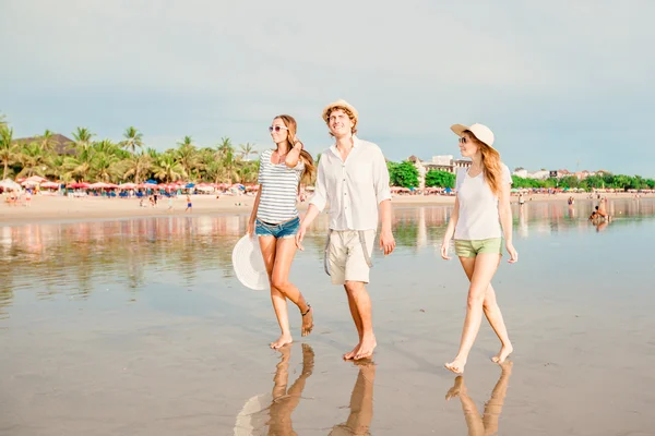 Gruppe glücklicher junger Leute, die sich am Strand vergnügen — Stockfoto