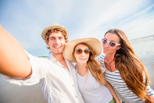 Groep van gelukkige jonge mensen nemen selfie op het strand — Stockfoto